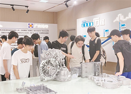 師生們參觀企業(yè)展廳，直觀感受“臺山制造”的技術創(chuàng)新成果。
