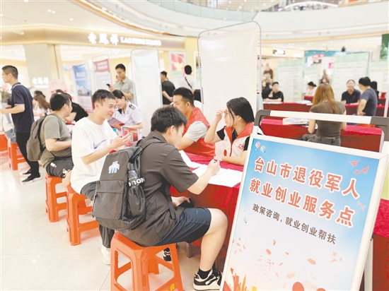 活動吸引不少退役軍人前來咨詢。