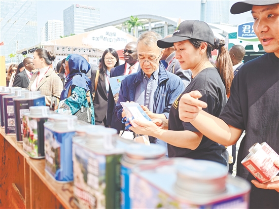 今年3月，2026第四屆中國僑都（江門）咖啡節(jié)在五邑華僑廣場舉辦。圖為活動現(xiàn)場，市民游客絡(luò)繹不絕。