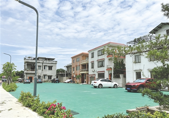潮連街道豸岡社區(qū)岐山村小組對村口蚊蟲孳生地進行整治，改建為停車場。
