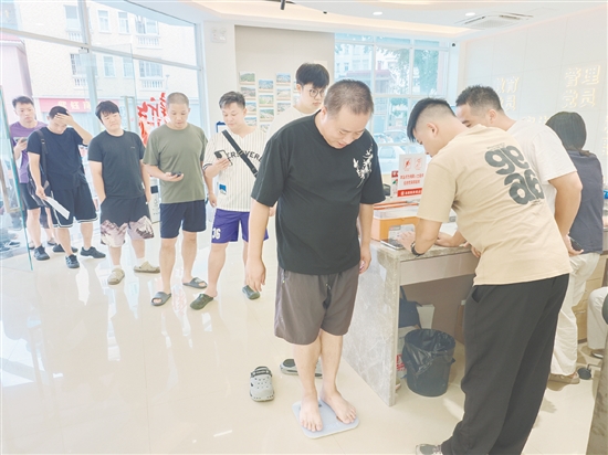 龍口鎮(zhèn)聯(lián)合本土餐飲企業(yè)舉辦“贅肉換龍口鮮卑牛肉”活動(dòng)，讓群眾以減肥的方式換取美食獎(jiǎng)勵(lì)。