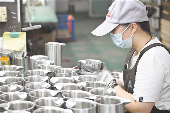 5月26日，在江門凱宇實業(yè)有限公司，工作人員在給咖啡壺產(chǎn)品質(zhì)檢。