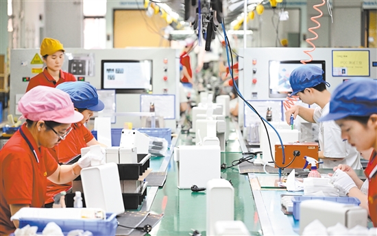 這是5月26日在江門西啡科技有限公司拍攝的咖啡機生產(chǎn)線。