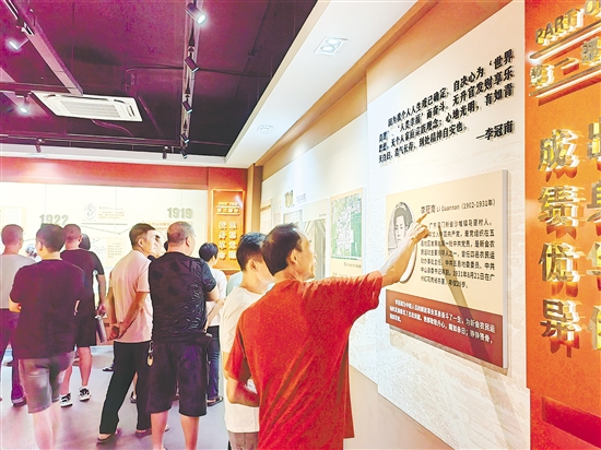 李冠南事跡展吸引了不少游客前來參觀學(xué)習(xí)。