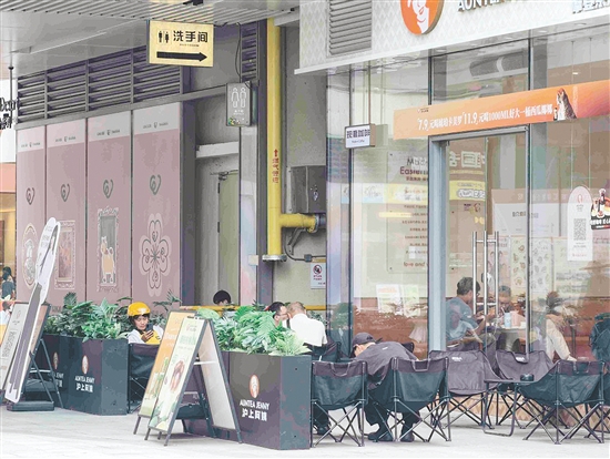 不少茶飲店的吸煙區(qū)設置在戶外露天處。