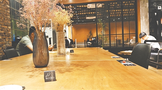 咖啡店的室內桌子上放著禁煙標識。