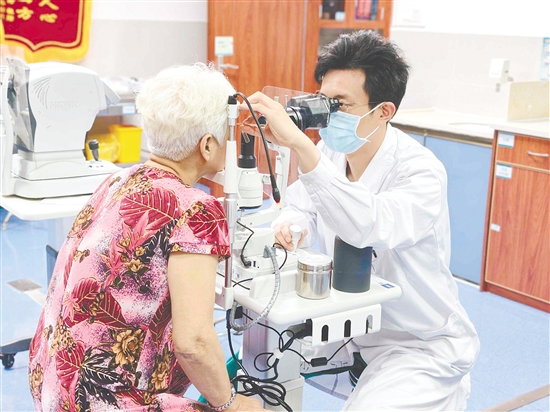 中西醫(yī)協(xié)同守護老年人眼健康。