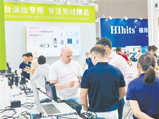 恩平展出的演藝裝備產(chǎn)品廣受客商青睞。