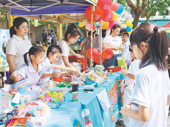恩平市成德小學(xué)舉辦義賣活動。
