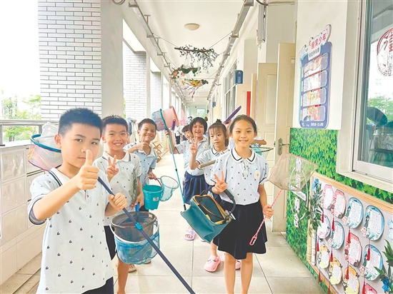 蓬江區(qū)里仁小學開展了一場歡樂的撈魚活動。