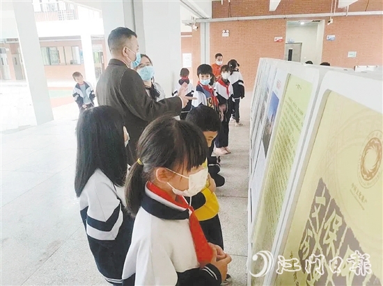 展覽讓廣大學(xué)生不出校園就能“零距離”欣賞開(kāi)平市各級(jí)文物保護(hù)單位風(fēng)采。