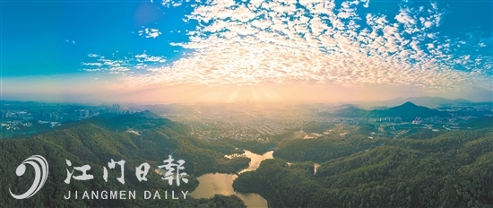 1月1日，清晨，陽(yáng)光穿透云層，照耀著江門(mén)市區(qū)。