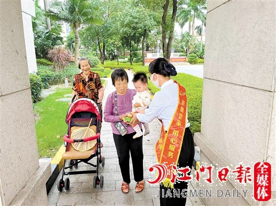 在碧桂園小區(qū)經(jīng)?？梢?jiàn)物業(yè)工作人員的暖心服務(wù)。