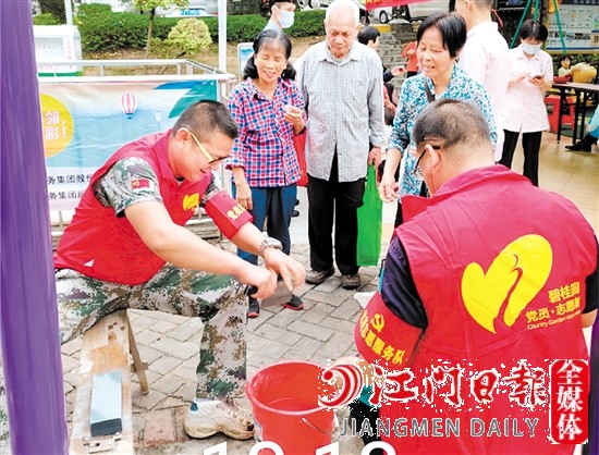 碧桂園物業(yè)工作人員提供暖心服務(wù)，提升業(yè)主的滿意度和幸福感。