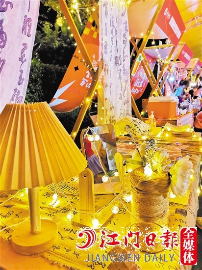 一串串彩燈次第閃亮，時尚而耀眼。