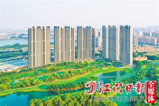 蒲葵之夢(mèng)·天心被綠茵環(huán)繞，與高爾夫球場(chǎng)無(wú)距接壤。