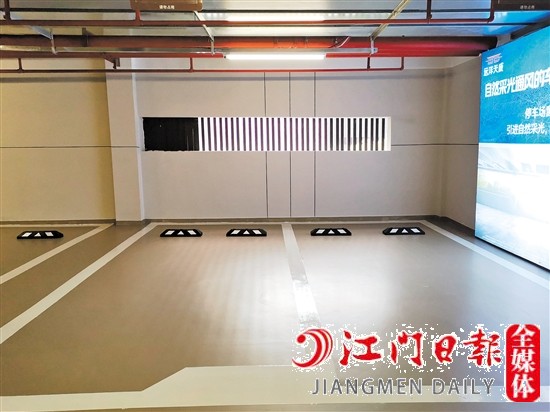 遠洋天成陽光車庫設(shè)置窗戶，引自然光進入車庫。