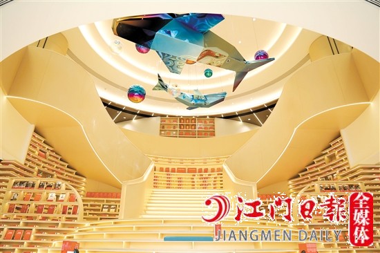 臺(tái)山中心圖書館書籍種類繁多。