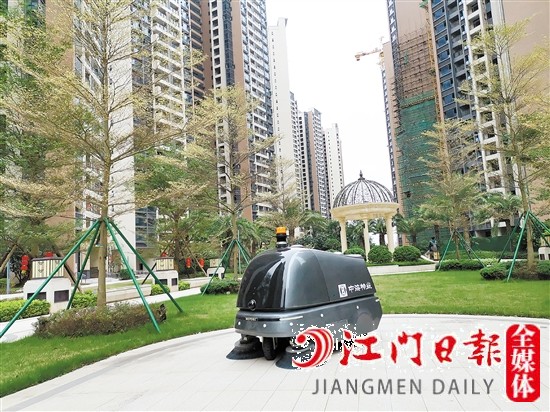智能掃地機(jī)器人在江海區(qū)明泰城狀元居小區(qū)“上崗”一個(gè)多月了。