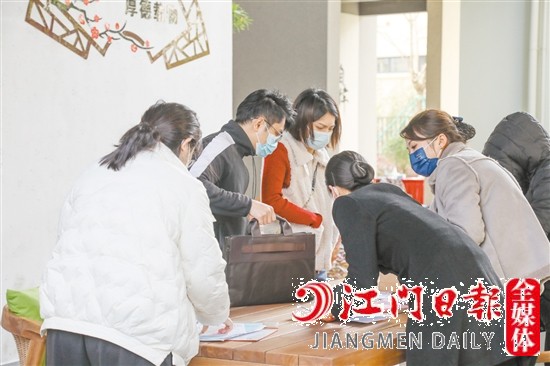 業(yè)主正在辦理收樓手續(xù)。