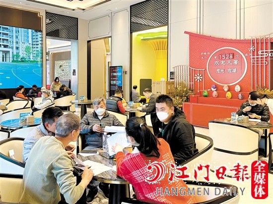 春節(jié)期間，不少市民到樓盤看房。