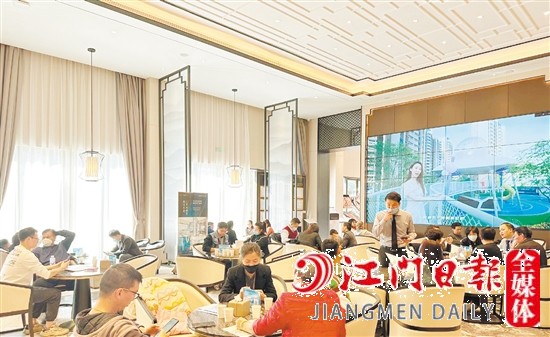樓盤營銷中心洽談區(qū)座無虛席。