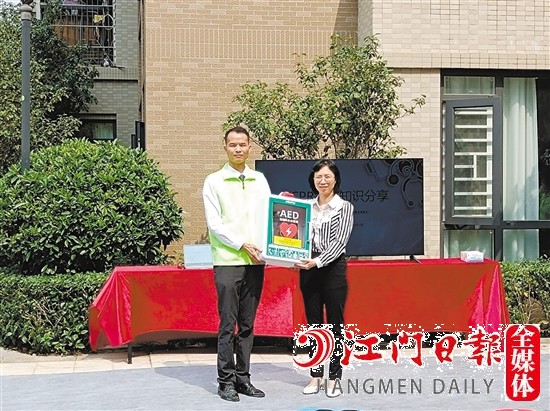 泰安地產(chǎn)代表將AED設(shè)備交接給萬科物業(yè)。