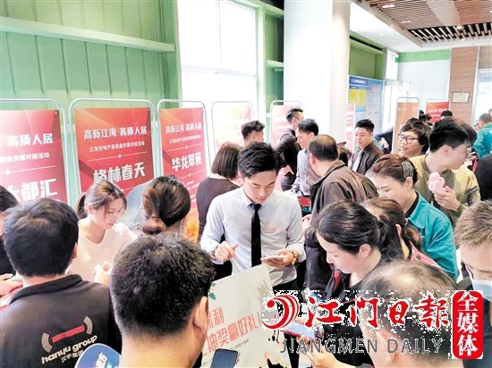 活動(dòng)現(xiàn)場(chǎng)，房企工作人員為企業(yè)職工介紹項(xiàng)目信息。