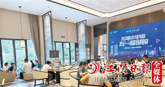 “五一”假期，不少市民選擇去看房。