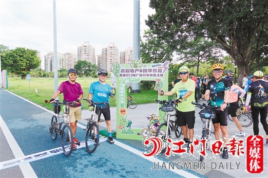 香港自行車愛好者合影留念。