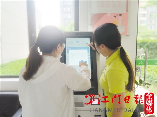 萬科金域國際“鳳梨一號”自助服務(wù)一體機為小區(qū)業(yè)主提供一站式服務(wù)。