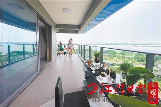 “L”型望江大陽臺(tái)吸引購(gòu)房者眼球。