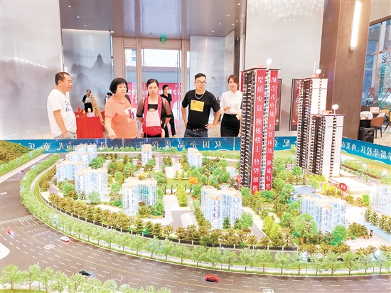 房地產(chǎn)調(diào)整優(yōu)化政策密集發(fā)布，有助于購房者降低購房成本。