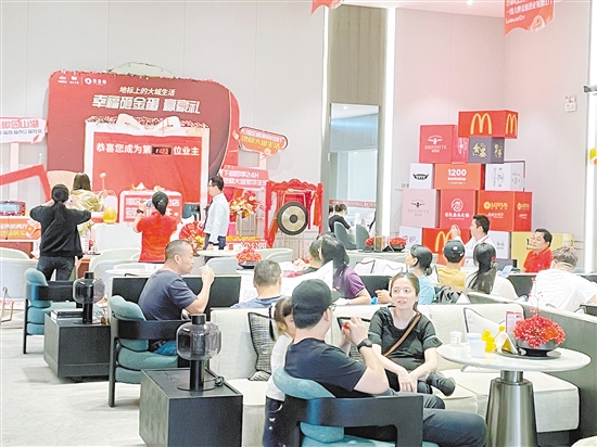 新政實施的首個周末，中鐵建·鐵建城人氣較旺。