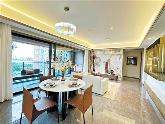 “雙節(jié)”將至，不少項(xiàng)目加推新產(chǎn)品。圖為綠城濱江·潮聞東方建筑面積143平方米的樣板房。