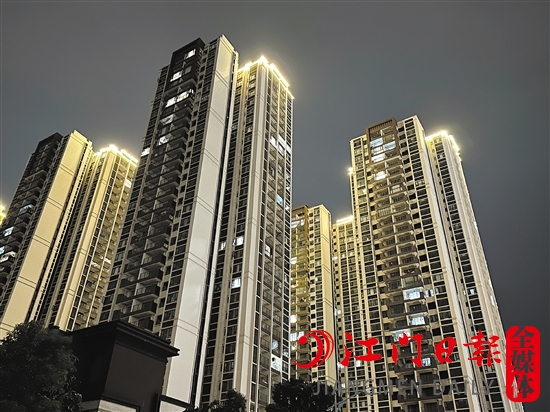 濱江新區(qū)一樓盤(pán)晚上亮燈情況。