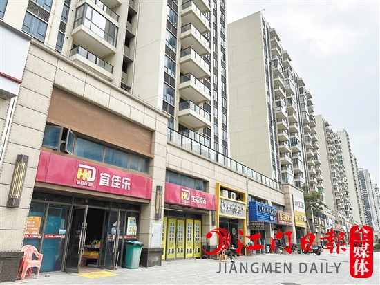 濱江新區(qū)一樓盤(pán)外面的商鋪很多，但人氣不旺。