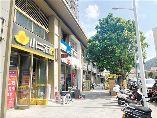 小區(qū)外面商鋪大多是一些小型便利店和快餐店，可以選擇的不多。