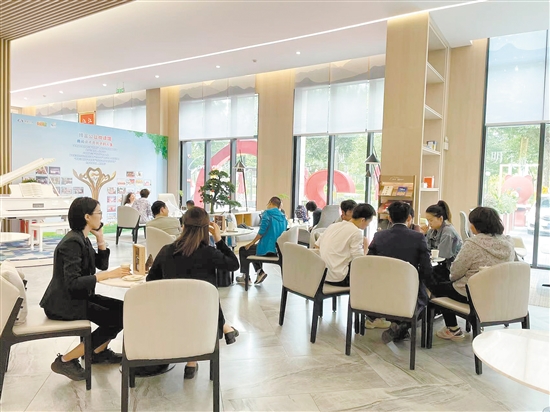 樓盤促銷活動(dòng)吸引了不少消費(fèi)者的目光。