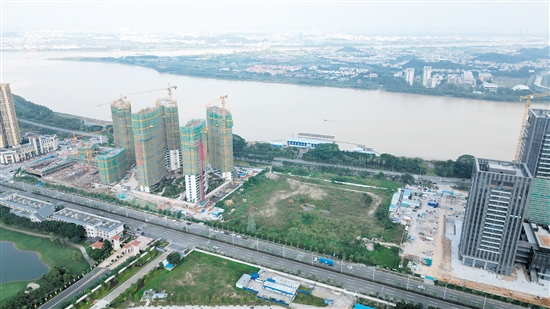 沿江開發(fā)成市場熱點。