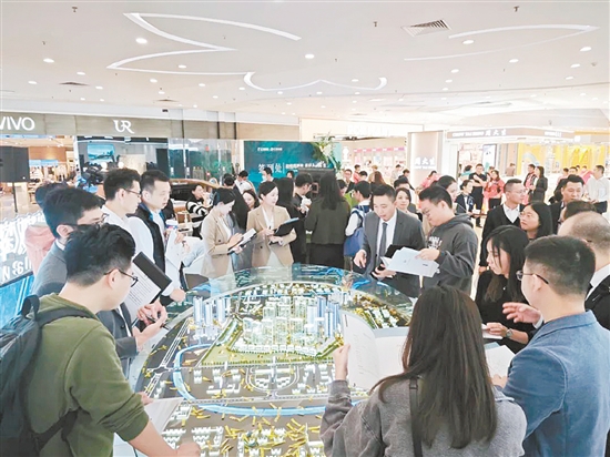 江發(fā)地產(chǎn)城市展廳開放現(xiàn)場。