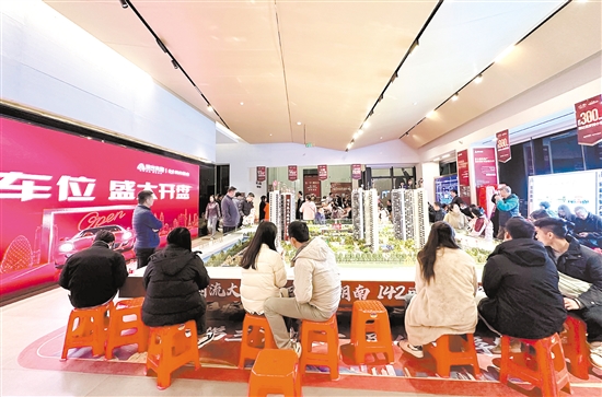 在美的遠(yuǎn)洋云著車位開(kāi)售現(xiàn)場(chǎng)，業(yè)主們正等候認(rèn)購(gòu)。李銀換