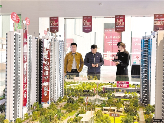 房企加大促銷，吸引市民看房。