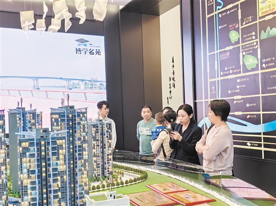 今年樓市持續(xù)回暖。圖為市民在看房。