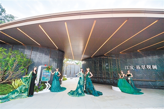 江發(fā)·翡翠觀瀾精心打造營銷中心，迎接八方來客。