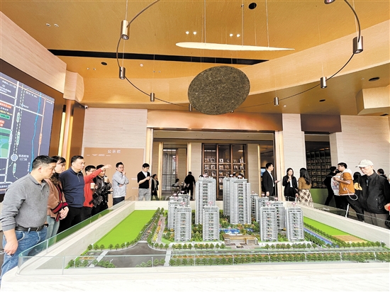 親鄰會(huì)所及樣板間開放當(dāng)天，駿景灣天悅營(yíng)銷中心熱鬧非凡。