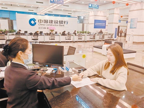 市民在辦理公積金業(yè)務(wù)。