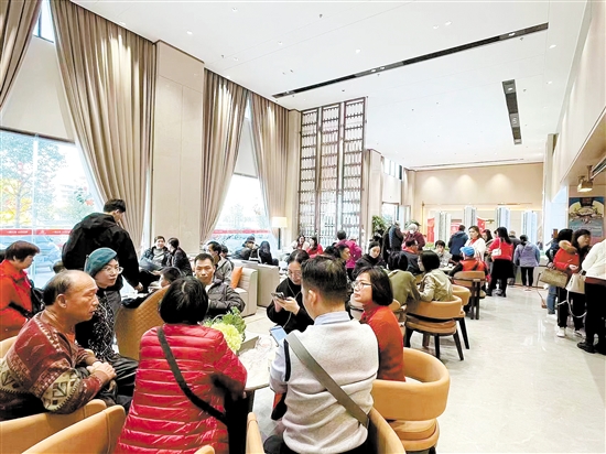 “網(wǎng)紅”樓盤(pán)吸引許多消費(fèi)者看房。