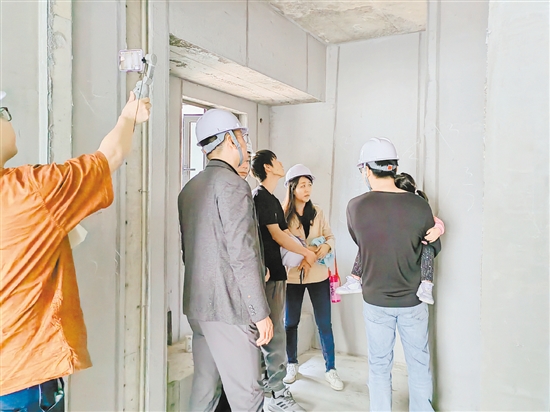 業(yè)主進(jìn)入工地進(jìn)行“實(shí)地考察”。