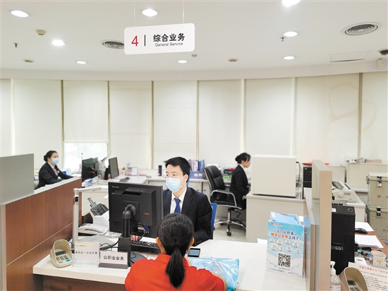 過去一年，我市出臺了一系列公積金惠民政策，方便了許多市民。